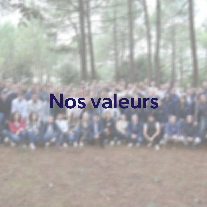 Photo modifié montrant l'ensemble des équipes pour introduire les valeurs de l'entreprise.
