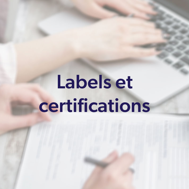 Photo modifié montrant des documents officiels, pour symboliser l'obtention de normes en tout genres.