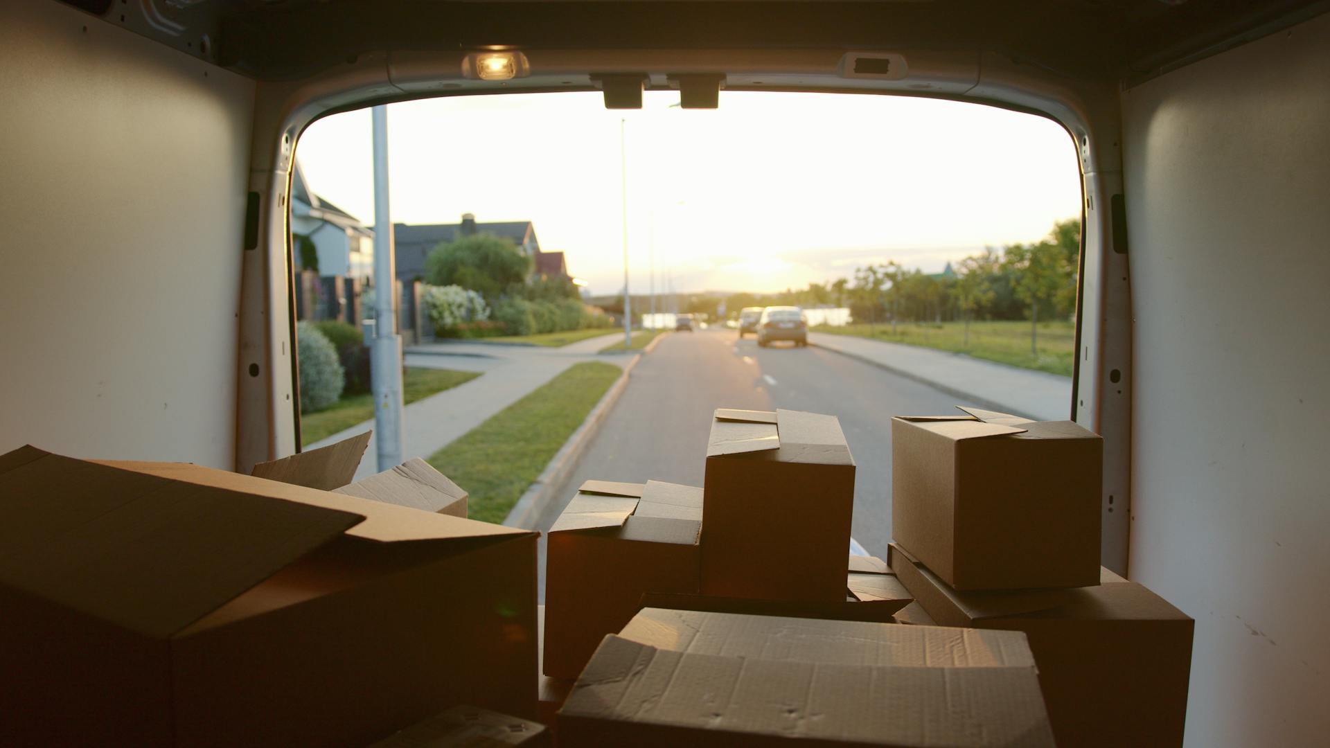 Photo représentant un camion avec des cartons de déménagement pour illustrer l'activité des transports Masson.