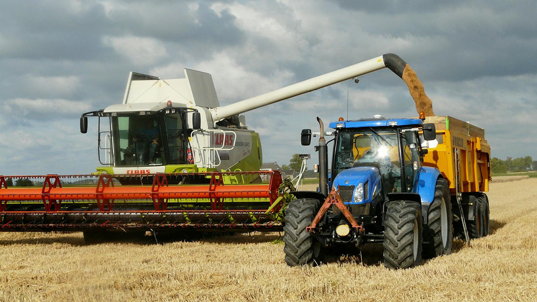 Photo montrant un tracteur et une moissonneuse batteuse pour illustrer l'activité de transport agricole des transports Masson.